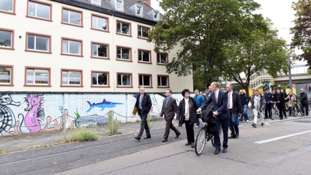 Der Oberbürgermeister Dr. Peter Kurz beim Stadtteilspaziergang in der Neckarstadt-West | Foto: Stadt Mannheim, Thomas Troester
