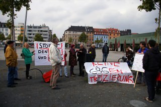 Zum Anfang gaben FairMieten-Mitglieder den Anwesenden einen Überblick zur wohnungspolitischen Lage speziell in der Neckarstadt-Ost.