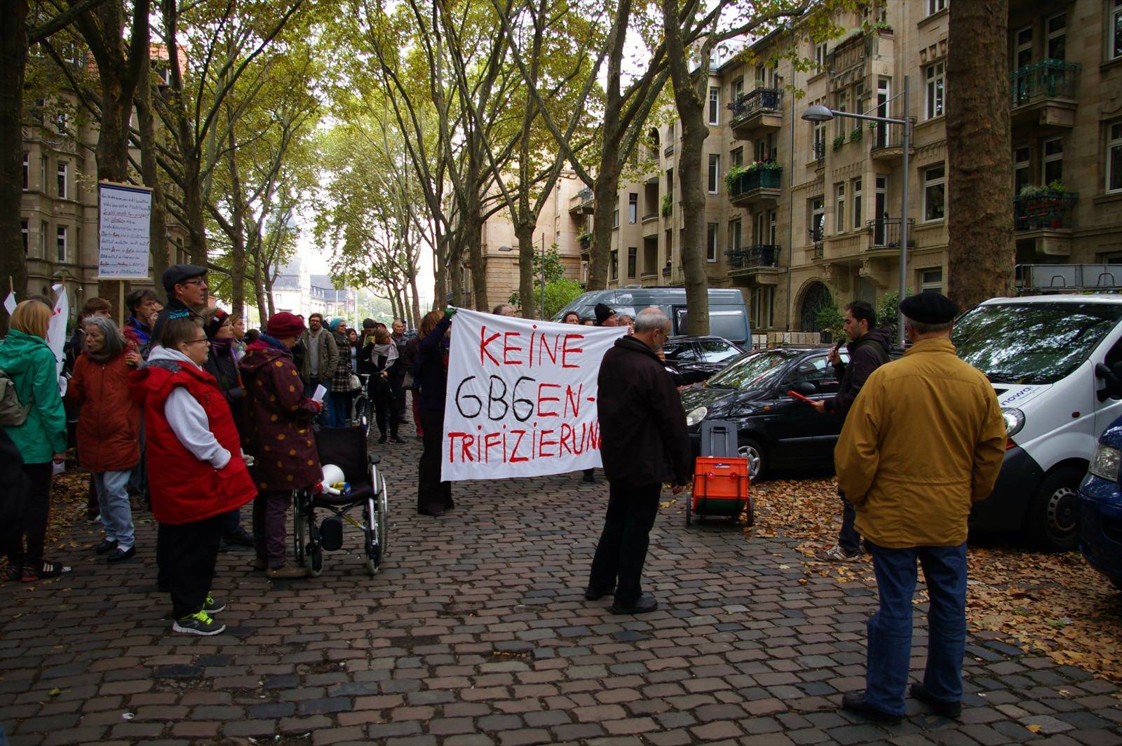 Bezirksbeirat Dennis Ulas am Mikrofon vor der Max-Joseph-Straße 13 | Foto: M. Schülke