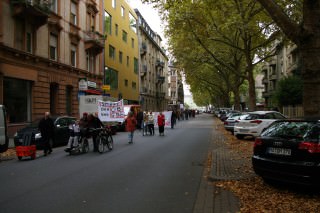 In der Langen Rötterstraße zog sich der laute Demonstrationszug über eine Distanz mehrerer Blocks.