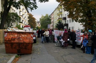 Die Luxussanierung ist immer noch nicht abgeschlossen. Vor der Uhlandstraße 19 steht seit Jahren der Baucontainer.