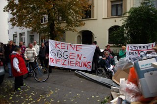 Walter Günderoth (am Mikrofon) ist direkter Nachbar und hat früher im "Uhland" die Pfannen geschwungen