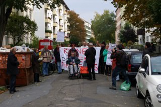 Walter Günderoth (am Mikrofon) ist direkter Nachbar und hat früher im "Uhland" die Pfannen geschwungen