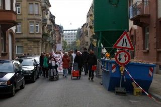 Vorbei am völlig entmieteten Haus in der Kobellstraße 19-21