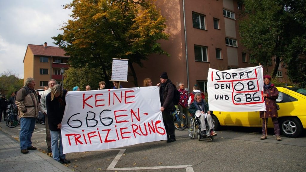 Die Demonstranten und Mieter vor den abrissgefährdeten GBG-Häusern | Foto: M. Schülke