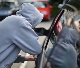 symbolbild pkw aufbruch polizei beratung.de  e1469451859140 - Handtasche aus Renault gestohlen