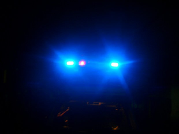 blaulicht dunkelheit symbolbild 620x465 - Haftbefehl gegen 26-jährigen Mann wegen des Verdachts des versuchten Totschlags