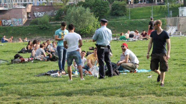 Der Kommunale Ordnungsdienst bei Kontrollen auf der Neckarwiese | Foto: Stadt Mannheim
