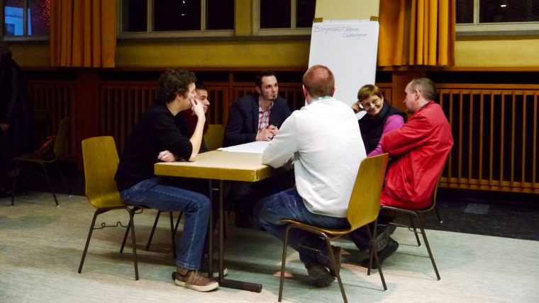 Quartiermanager Benjamin Klingler hört sich interessiert die Vorschläge der Wohlgelegener Bürger an | Foto: M. Schülke