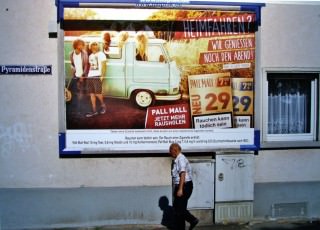 mann vor pallmall plakat 320x230 - Fotomodell: Neckarstadt-West