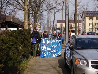 p1030403 m 320x240 - Protest eskaliert in GBG-Zentrale