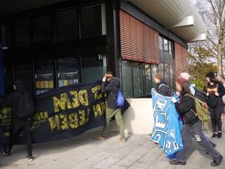 p1030408 m 320x240 - Protest eskaliert in GBG-Zentrale