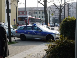 p1030432 m 320x240 - Protest eskaliert in GBG-Zentrale