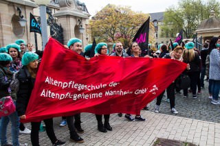 besser unbequem 06 320x213 - Fotostrecke: "Besser unbequem" – Warnstreik der ver.di Jugend