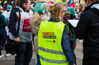 besser unbequem 08 320x213 - Fotostrecke: "Besser unbequem" – Warnstreik der ver.di Jugend