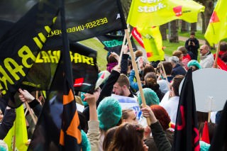 besser unbequem 14 320x213 - Fotostrecke: "Besser unbequem" – Warnstreik der ver.di Jugend