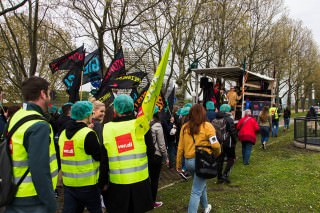 besser unbequem 16 320x213 - Fotostrecke: "Besser unbequem" – Warnstreik der ver.di Jugend