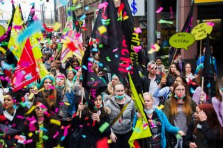 besser unbequem 24 320x213 - Fotostrecke: "Besser unbequem" – Warnstreik der ver.di Jugend