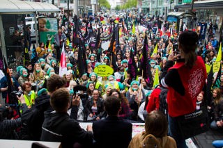 besser unbequem 32 320x213 - Fotostrecke: "Besser unbequem" – Warnstreik der ver.di Jugend