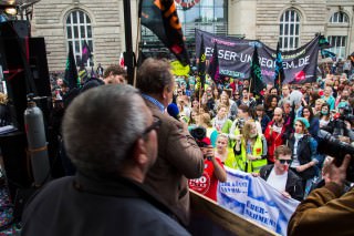 besser unbequem 35 320x213 - Fotostrecke: "Besser unbequem" – Warnstreik der ver.di Jugend