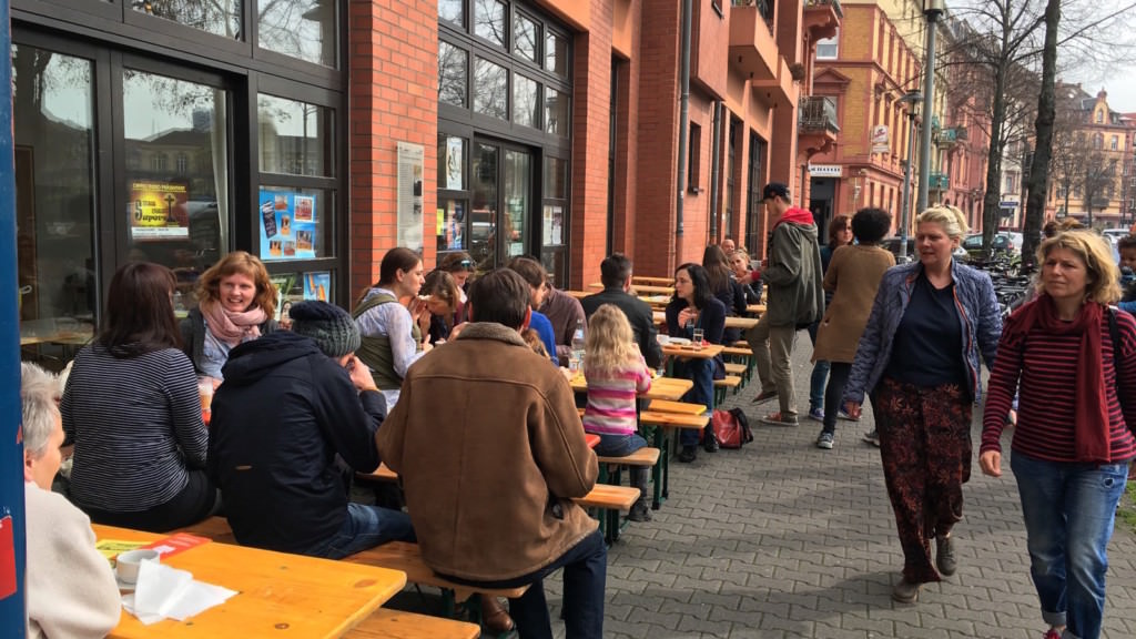 Bei herrlichem Frühlingswetter mit sommerlichen Temperaturen konnte der erste Kiez Brunch 2016 im Freien eröffnet werden | Foto: Nasrin Mir Shakkeh