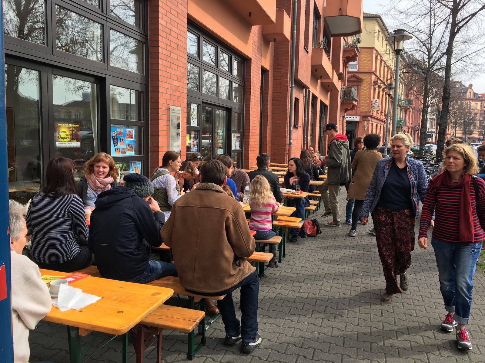 Bei herrlichem Frühlingswetter mit sommerlichen Temperaturen konnte der erste Kiez Brunch 2016 im Freien eröffnet werden | Foto: Nasrin Mir Shakkeh