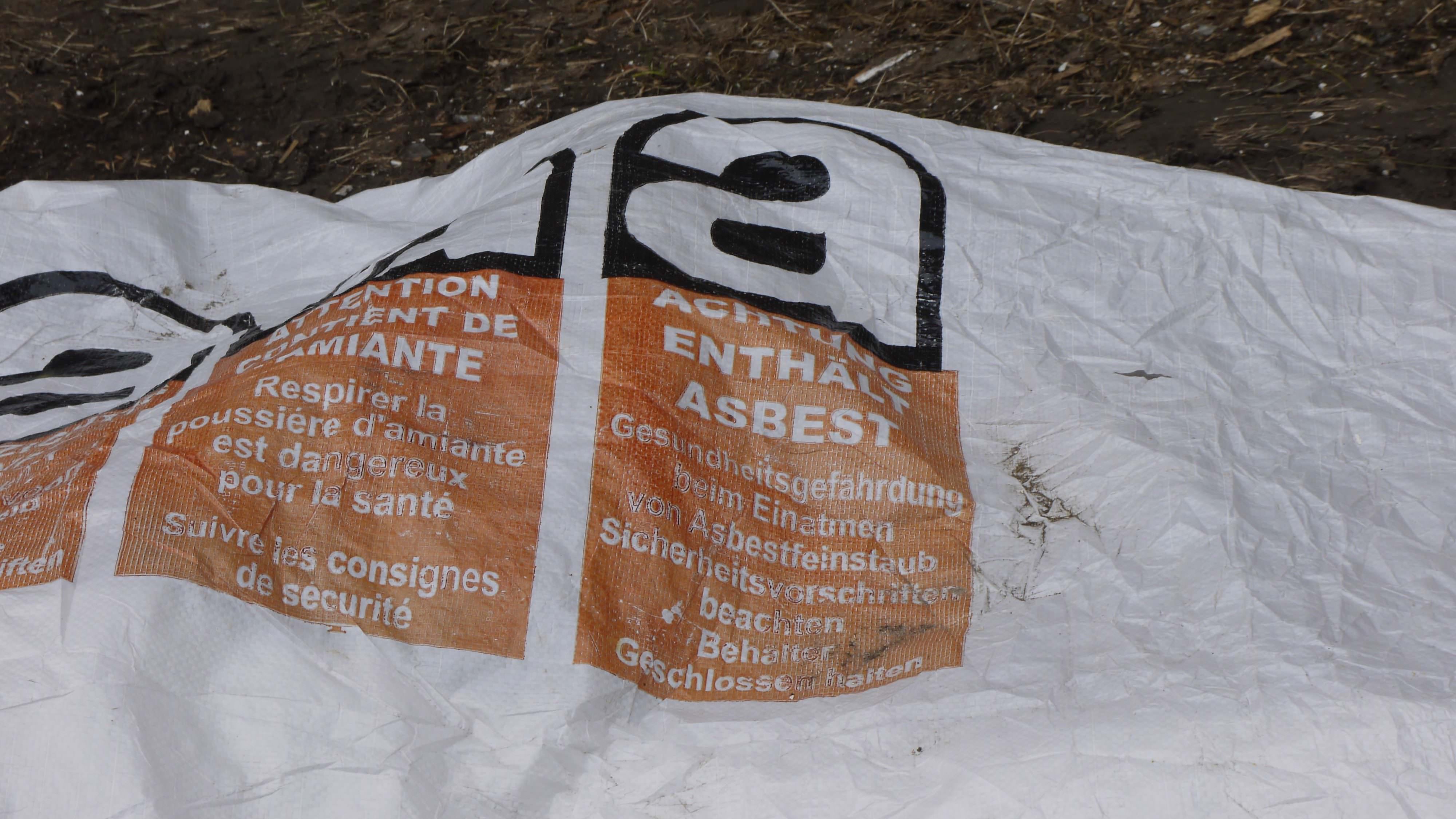"ACHTUNG ENTHÄLT ASBEST. Gesundheitsgefährdung beim Einatmen von Asbestfeinstaub. Sicherheitsvorschriften beachten. Behälter geschlossen halten" | Foto: M. Schülke