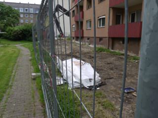 Im Hintergrund hatte sich bereits der 40-Tonner für den Abriss in Stellung gebracht | Foto: Neckarstadtblog