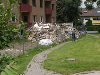 Wenig später passiert ein Radfahrer die Stelle, an der kurz zuvor noch die Bigbag geöffnet und weiter befüllt wurde | Foto: Neckarstadtblog