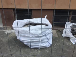 Wir erinnern uns: Die Bigbags sollen nicht geöffnet werden, stehen aber während der Befüllung auf offener Straße herum, nur von einem luftdurchlässigen Bauzaun von vorübergehenden Passanten (darunter auch Kinder) getrennt | Foto: Neckarstadtblog