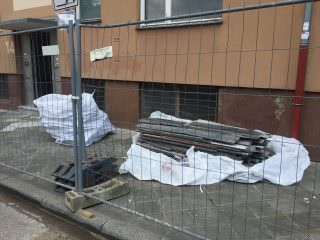 Wir erinnern uns: Die Bigbags sollen nicht geöffnet werden, stehen aber während der Befüllung auf offener Straße herum, nur von einem luftdurchlässigen Bauzaun von vorübergehenden Passanten (darunter auch Kinder) getrennt | Foto: Neckarstadtblog