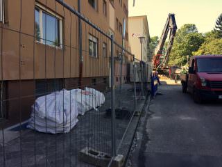 Wir erinnern uns: Die Bigbags sollen nicht geöffnet werden, stehen aber während der Befüllung auf offener Straße herum, nur von einem luftdurchlässigen Bauzaun von vorübergehenden Passanten (darunter auch Kinder) getrennt | Foto: Neckarstadtblog