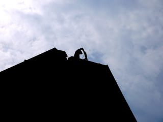 Ein Bauarbeiter entfernt Teile des Dachs mit dem Presslufthammer | Foto: Neckarstadtblog