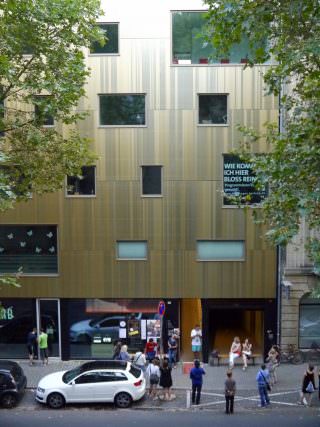 Peter Bender vom in der Neckarstadt ansässigen Architekturbüro motorlab erklärt den Interessierten die innovative Farbgestaltung der Hausfassade | Foto: Neckarstadtblog