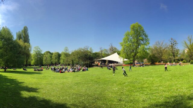 Der sommerliche Blick auf die Konzertmuschel im Herzogenriedpark | Foto: Neckarstadtblog