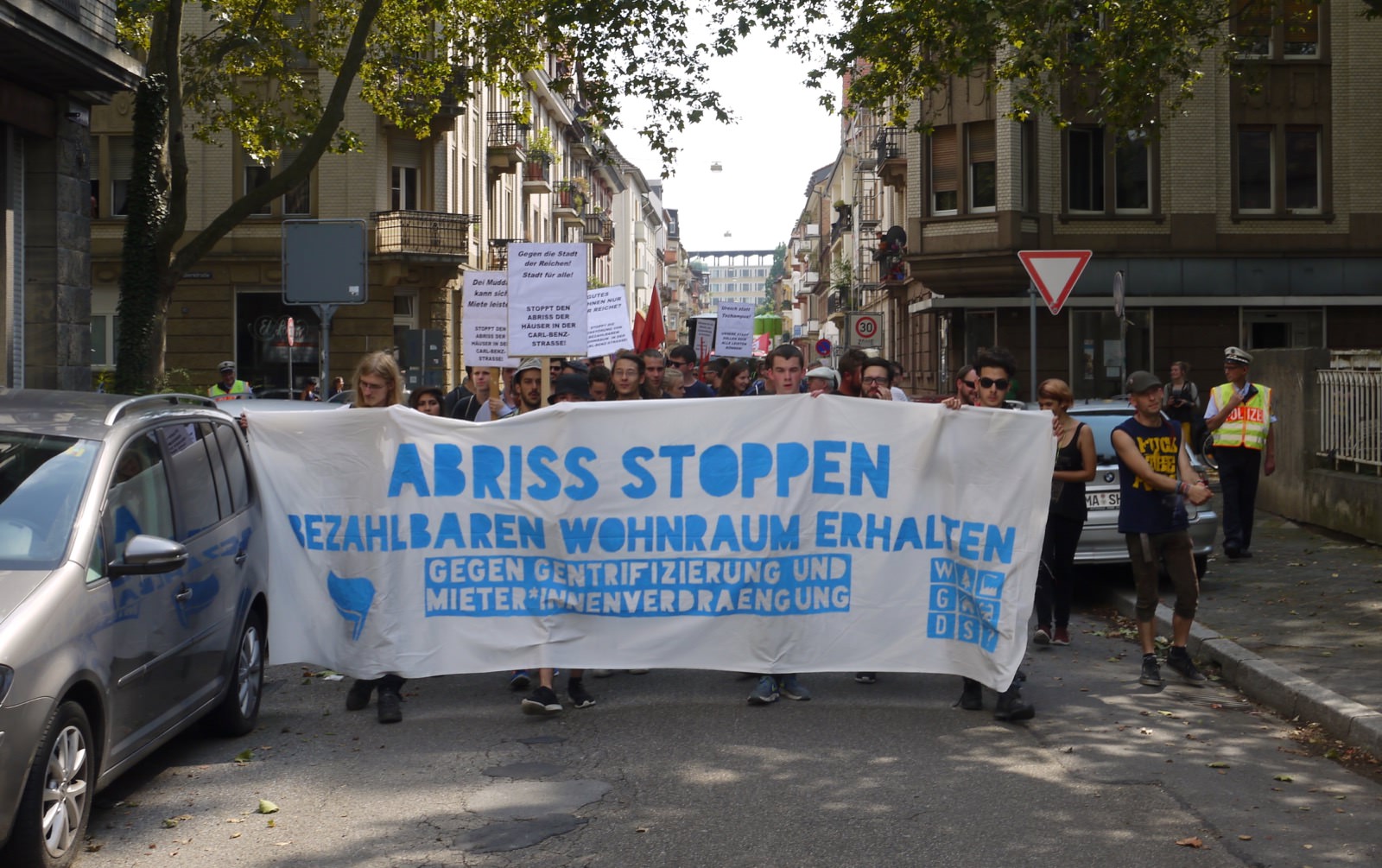 100 Teilnehmende zählte die Polizei. Bezahlbarer Wohnraum ist ein generations- und kulturübergreifendes Thema | Foto: M. Schülke