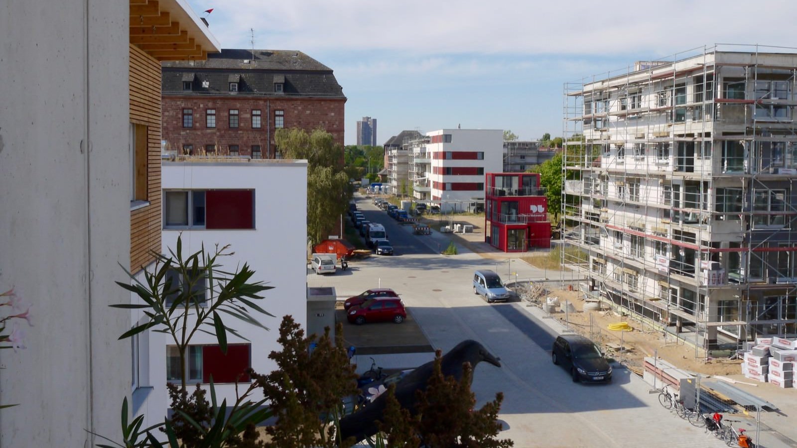 Die Fritz-Salm-Straße trennt die gemeinschaftlichen, selbstverwalteten Wohnprojekte (links) von den auf Rendite angelegten Angebote der großen Immobilienwirtschaft | Foto: M. Schülke