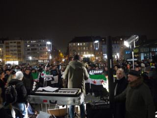 p1040951 320x240 - Themenabend "Syrien! سوريا" in der Feuerwache, Mahnwache auf dem Messplatz