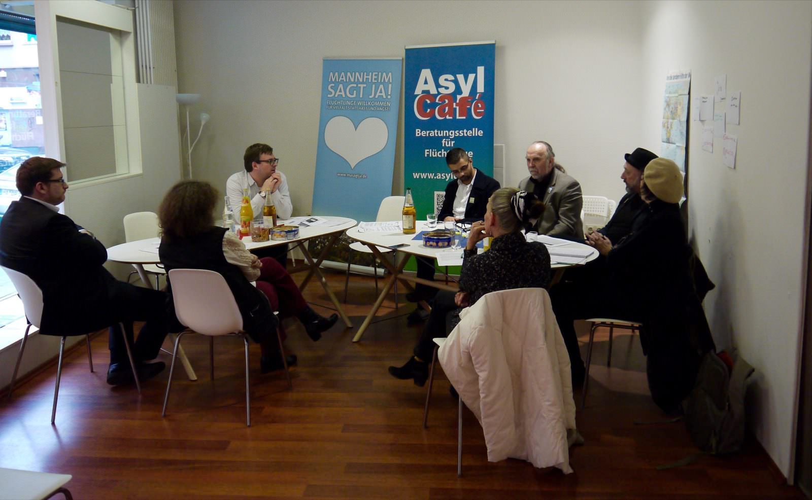 Das Pressegespräch fand im Asylcafé in der Mittelstraße statt, das sonst regelmäßig als Raum dient, um Geflüchtete in allen Lebensbereichen zu beraten | Foto: M. Schülke