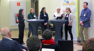 Angeregtes Gespräch zwischen den Projektbeteiligten | Foto: Ruth Fanderl