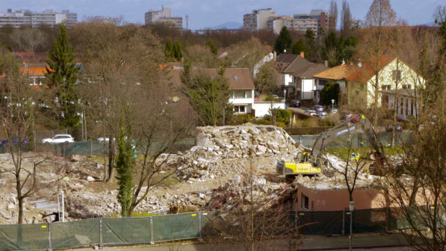 Bald werden auch alle Bäume den Grabungen für eine Tiefgarage weichen. Die Neubauten werden eine Etage höher als die Nachkriegshäuser | Foto: M. Schülke