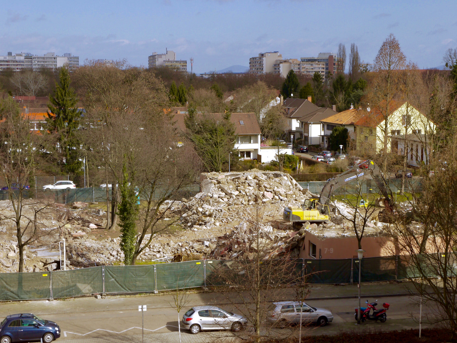 Bald werden auch alle Bäume den Grabungen für eine Tiefgarage weichen. Die Neubauten werden eine Etage höher als die Nachkriegshäuser | Foto: M. Schülke