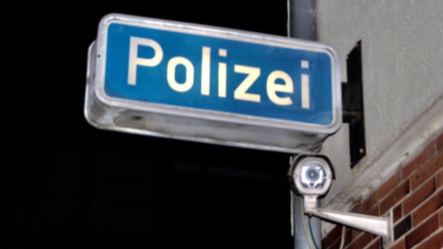 polizei-schild_symbolbild_r_f Symbolbild | Foto: Ruth Fanderl