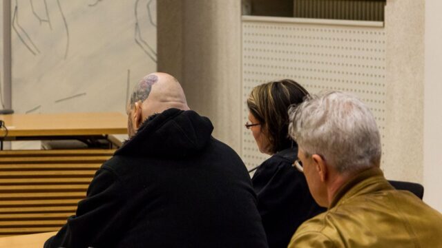 amtsgericht_hehl Chrisitan Hehl (links) mit Verteidigerin Nicole Schneiders, dahinter der Amtsarzt | Foto: CKI