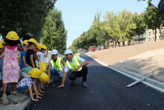 Kleine Experten überprüfen den noch warmen Asphalt | Foto: Stadt Mannheim