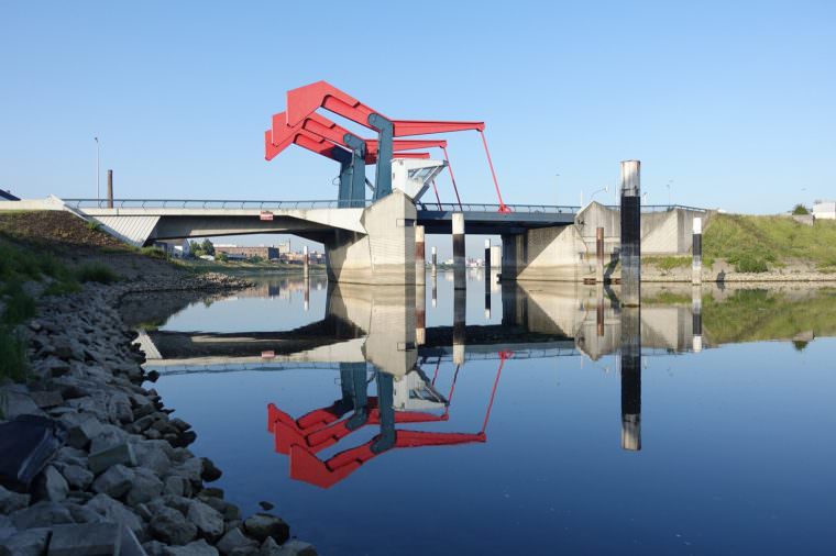 Diffenébrücke Mannheim, Blick von Norden aus dem Altrheinhafen zum Industriehafen | Foto: Hubert Berberich (CC-BY-3.0)