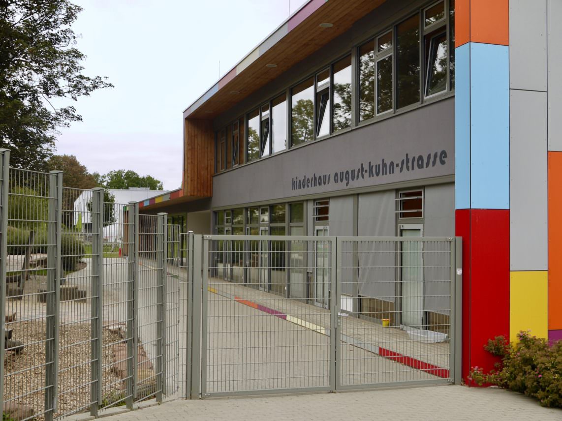 Die verhangenen Fenster des Kinderhauses August-Kuhn-Straße geben den Blick ins Innere nicht preis | Foto: M. Schülke