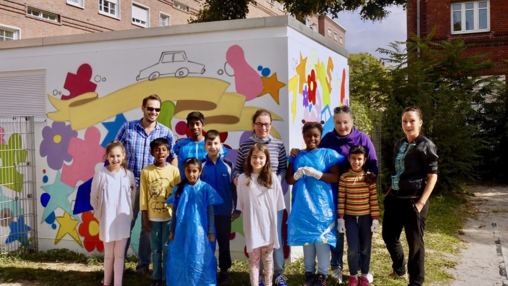 Quartiermanager Benjamin Klingler (hinten links) und sein Team sind stolz auf die Kinder aus der Hausaufgabenhilfe. Steffi Peichal (rechts) hat in ihnen fleißige Helfer | Foto: M. Schülke