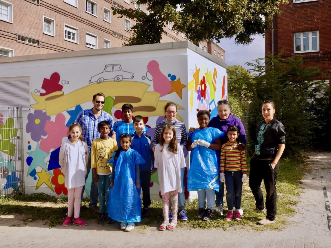 Quartiermanager Benjamin Klingler (hinten links) und sein Team sind stolz auf die Kinder aus der Hausaufgabenhilfe. Steffi Peichal (rechts) hat in ihnen fleißige Helfer | Foto: M. Schülke