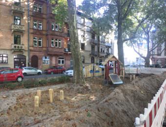 Vom einen auf den anderen Tag stand plötzlich das Hexenhäuschen da. Die Bauarbeiter hatten wohl den relativ unbelebten Vormittag genutzt | Foto: M. Schülke